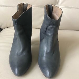 Steven by Steve Madden Bailen Gray leather bootie.